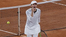 Iga Šwiateková z Polska slaví postup do čtvrtfinále Roland Garros.