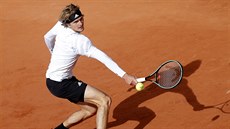 Němec Alexander Zverev se snaží dosáhnout na míč v osmifinále Roland Garros.