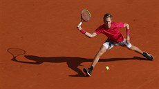 Amerian Sebastian Korda se natahuje po míku v osmifinále Roland Garros.