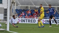 Sam Lammers (vpravo) z Bergama stílí gól v zápase proti Cagliari.