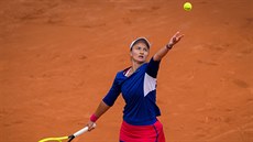 Česká tenistka Barbora Krejčíková podává v osmifinále Roland Garros.