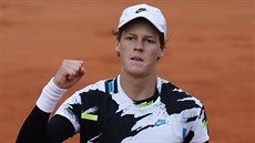 Ital Jannik Sinner slaví postup do tvrtfinále Roland Garros.