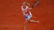 Petra Kvitová se opírá do míe ve tvrtfinále Roland Garros.