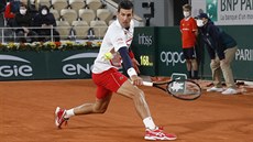 Srb Novak Djokovi se soustedí na úder ve tvrtfinále Roland Garros.