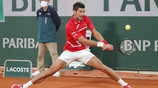 Srb Novak Djokovič se natahuje po balonku v semifinále Roland Garros.
