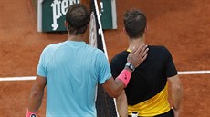 panl Rafael Nadal a Argentinec Diego Schwartzman se potkali po utkání u sít.