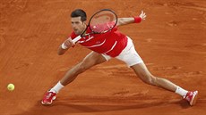 Srb Novak Djokovič hraje balonek v semifinále Roland Garros.