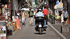 Via Vittorio Emanuele, hlavní východozápadní osa starého Palerma, je dnes p�í...