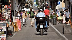 Via Vittorio Emanuele, hlavní východozápadní osa starého Palerma, je dnes pí...