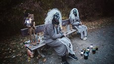 Ani se nechce k nim usednout.