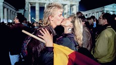 Lidé v centru Berlína oslavují německé znovusjednocení. (15. června 1990)