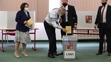 Prezident Miloš Zeman s manželkou Ivanou odevzdali své hlasovací lístky ve...