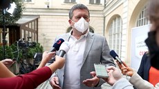 Pedseda SSD Jan Hamáek pichází do praského volebního tábu strany. (3....