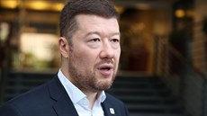 Předseda SPD Tomio Okamura přichází do pražského volebního štábu strany. (3....