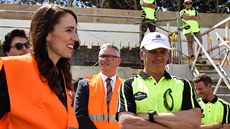 Novozélandská premiérka Jacinda Ardernová na návštěvě staveniště v Aucklandu...