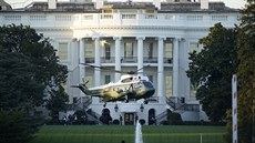 Vrtulník odnáí amerického prezidenta Donalda Trumpa do vojenské nemocnice...