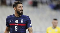 Útoník Olivier Giroud (uprosted) se pi svém stém utkání ve francouzské...