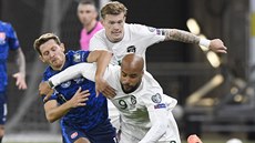 Bývalý plze�ský zálo�ník Patrik Hro�ovský se pokou�í v zápase Slovenska s...