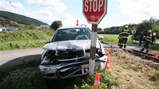 Auto po nehod narazilo jet do znaky u trati.