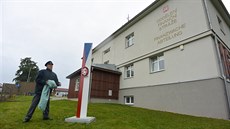 Bohumil Brandejs z Východo�eského klubu celních veterán� odhalil u budovy...