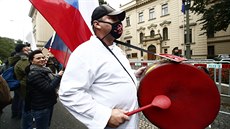 Úastníci protestní akce Gastro bije na poplach. (5. íjna 2020)