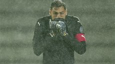 Promrzlý gólman Gianluigi Donnarumma z AC Milán během penaltového rozstřelu na...