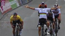 VÍTZSTVÍ V DUHOVÉ. Francouz Julian Alaphilippe se raduje z triumfu ve druhé etap Tirrena-Adriatica.