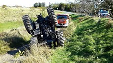 Traktor sjel ze srázu, vyprošťovat ho museli hasiči pomocí jeřábu.