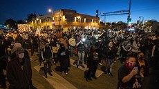 Demonstranti v Minneapolis po proputní bývalého stráníka obalovaného z...