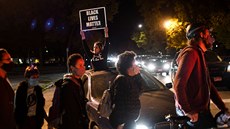 Demonstranti v Minneapolisu po proputní bývalého stráníka obalovaného z...