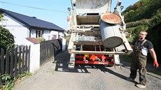 Ka�dý �tvrtek starosta Okounova Josef Dvo�ák vyvá�í lidem popelnice, obec...