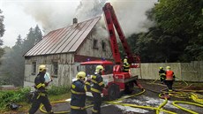 Požár zachvátil sklad dřeva v Lobendavě na Děčínsku , hasiči museli rozebrat...