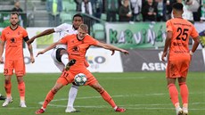 Eduardo Santos z Karviné a Michal �koda z Mladé Boleslavi bojují o mí�.