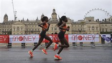 Brigid Kosgeiová (vlevo) a Ruth Chepngetichová pi Londýnském maratonu.