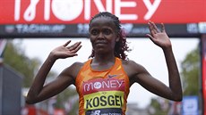 Brigid Kosgeiová po triumfu v Londýnském maratonu.