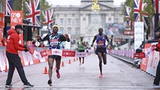 Vítzný Shura Kitata v cíli Londýnského maratonu.