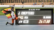 Joshua Cheptegei pózuje ve Valencii s hodnotou svého světového rekordu na...