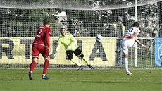 Luká� Budínský z Mladé Boleslavi pálí na branku Chrudimi, gólman Simon Zíma je...