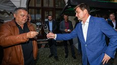 Kandidát na hejtmana Martin ervíek si pipíjí se starostou Trutnova Ivanem...