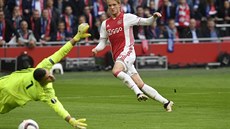 Kasper Dolberg z Ajaxu stílí gól v zápase s Olympique Lyon.