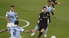 Lionel Messi (v tmavém) prochází obranou Viga.