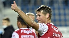 Pardubický fotbalista Michal Surzyn se raduje z gólu.
