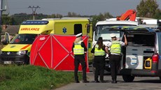 Smrtelná nehoda u �elákovic. Motorká� nep�e�il st�et s nákladním autem....