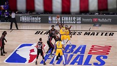 Dwight Howard (39) z LA Lakers na úvodním rozskoku prvního finále NBA proti...