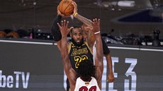 LeBron James (23) z LA Lakers přihrává přes Jimmyho Butlera (22) z Miami.