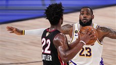 LeBron James (23) z LA Lakers se pokouší ubránit Jimmyho Butlera (22) z Miami.