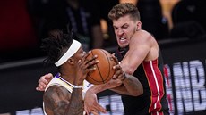 Meyers Leonard (vpravo) z Miami se snaí ubránit Dwighta Howarda z LA Lakers.
