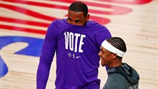 LeBron James (vlevo) a Rajon Rondo z LA Lakers ped finále NBA.