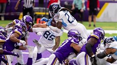 Derrick Henry (naho�e) z Tennessee Titans skóruje proti Minnesota Vikings.