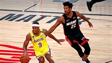 Rajon Rondo (9) z LA Lakers kontorluje mí proti Miami, brání ho Jimmy Butler...